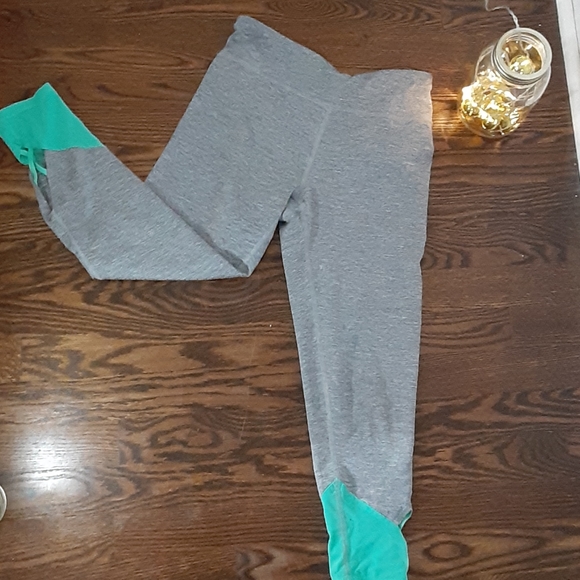 Cropped leggings with leg cutouts. - Picture 2 of 3